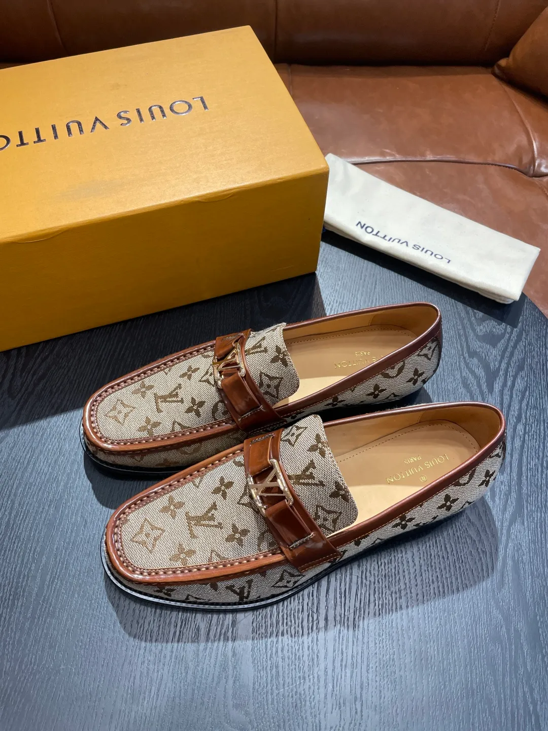 [LV] Leather shoes - High-end quality - Upper: 🔝Tumbled cowhide, Nappa cowhide, brand logo sewn on the shoe body - Inner: cowhide, foot pad; water-dyed cowhide - Outsole: T men's shoes 💰R·Rubber foam; two-color molded outsole -Super high quality control·Fine workmanship: highlighted (high-end·luxury·grade) -Size: 38-44 (45 can be customized)